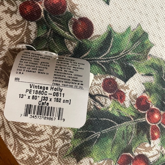 Heritage Lace brand Table Runner Vintage Holly - Picture 5 of 6